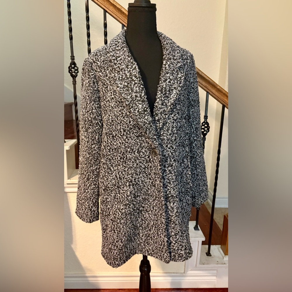 Old Navy: Women's Black and White Marled Coat